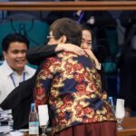 Opposing counsels Kapunan, Ferrer share hug before August 17 impeachment trial