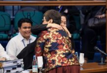 Opposing counsels Kapunan, Ferrer share hug before August 17 impeachment trial