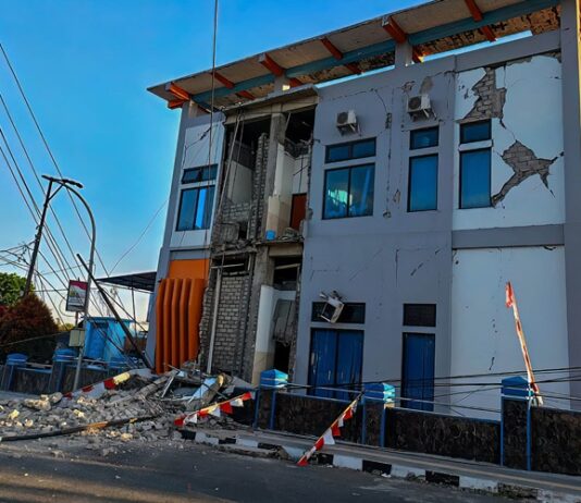 Magnitude 7.7 Earthquake Hits Indonesia, Triggers Tsunami Warning