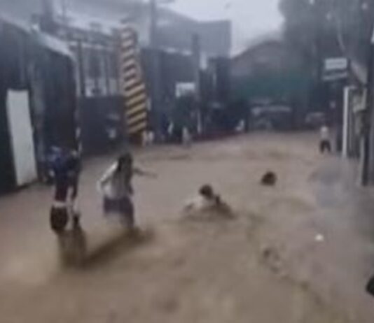 Students Swept Away by Strong Floodwaters While Heading Home After Class Suspension