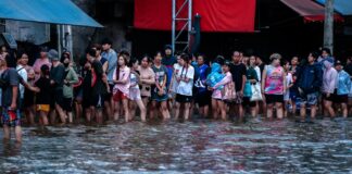 Thailand expects to clear Bangkok floodwater in two to three days, government says