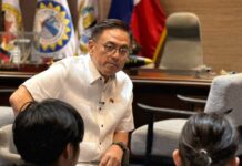 Mayor Ruffy Biazon Confronts 2 Young Men Who Slapped Sleeping Man on Alabang Footbridge