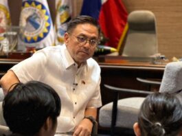 Mayor Ruffy Biazon Confronts 2 Young Men Who Slapped Sleeping Man on Alabang Footbridge