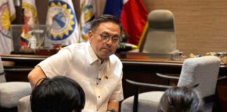 Mayor Ruffy Biazon Confronts 2 Young Men Who Slapped Sleeping Man on Alabang Footbridge
